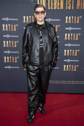 ABB XATAR- Michi Beck zu Gast auf dem roten Teppich bei der Premiere der ARD TV Dokuserie Xatar Ein Leben ist nicht Genug in der Friedrichstrasse112 am 30.04.20236 in Berlin Berlin Deutschland