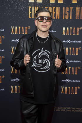 ABB XATAR- Michi Beck zu Gast auf dem roten Teppich bei der Premiere der ARD TV Dokuserie Xatar Ein Leben ist nicht Genug in der Friedrichstrasse112 am 30.04.20236 in Berlin Berlin Deutschland