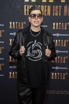 ABB XATAR- Michi Beck zu Gast auf dem roten Teppich bei der Premiere der ARD TV Dokuserie Xatar Ein Leben ist nicht Genug in der Friedrichstrasse112 am 30.04.20236 in Berlin Berlin Deutschland