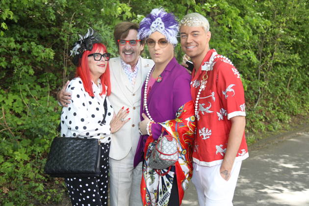 Jörg Draeger mit Ehefrau Petra Draeger und Julian F. M. Stoeckel mit Partner Marcell Damaschke beim Bild-Renntag 2026 auf der Trabrennbahn Gelsenkirchen. Gelsenkirchen, 01.05.2026 Copyright: xAgenturxMatthiasxWehnertx xM.xGränzdörferx