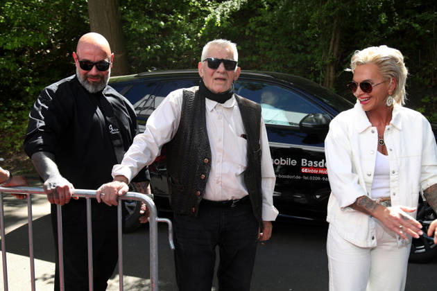 Bild Renntag in Gelsenkirchen Gelsenkirchen, 01.05.2026 Heinz Hoenig mit Ehefrau Annika Kärsten-Hoenig beim Bild-Renntag auf der Trabrennbahn in Gelsenkirchen Nordrhein-Westfalen Deutschland Copyright: xMatthiasxGränzdörferx