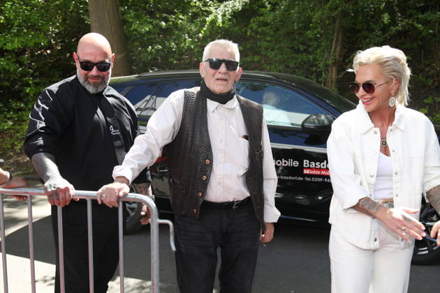 Heinz Hoenig mit Ehefrau Annika Kärsten-Hoenig beim Bild-Renntag 2026 auf der Trabrennbahn Gelsenkirchen. Gelsenkirchen, 01.05.2026 Copyright: xAgenturxMatthiasxWehnertx xM.xGränzdörferx