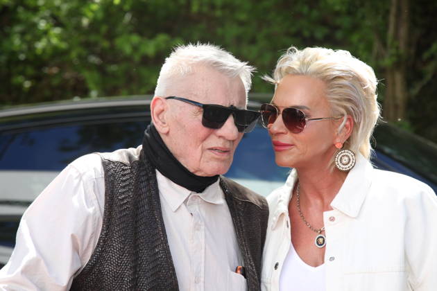 Heinz Hoenig mit Ehefrau Annika Kärsten-Hoenig beim Bild-Renntag 2026 auf der Trabrennbahn Gelsenkirchen. Gelsenkirchen, 01.05.2026 Copyright: xAgenturxMatthiasxWehnertx xM.xGränzdörferx