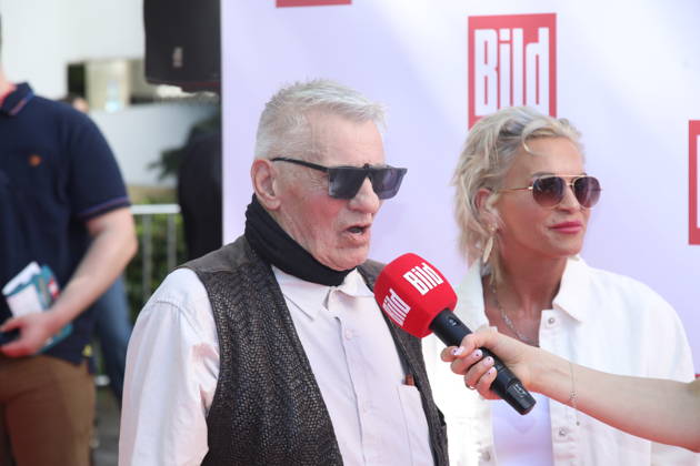 Heinz Hoenig mit Ehefrau Annika Kärsten-Hoenig beim Bild-Renntag 2026 auf der Trabrennbahn Gelsenkirchen. Gelsenkirchen, 01.05.2026 Copyright: xAgenturxMatthiasxWehnertx xM.xGränzdörferx