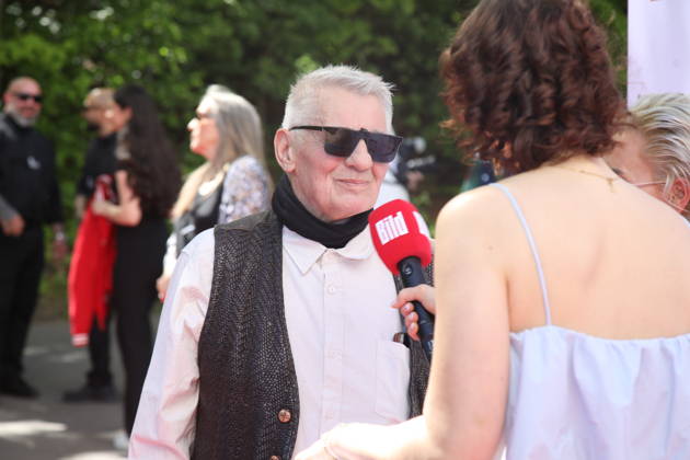 Heinz Hoenig mit Ehefrau Annika Kärsten-Hoenig beim Bild-Renntag 2026 auf der Trabrennbahn Gelsenkirchen. Gelsenkirchen, 01.05.2026 Copyright: xAgenturxMatthiasxWehnertx xM.xGränzdörferx