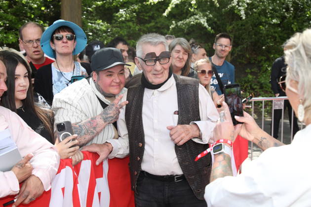 Heinz Hoenig mit Ehefrau Annika Kärsten-Hoenig beim Bild-Renntag 2026 auf der Trabrennbahn Gelsenkirchen. Gelsenkirchen, 01.05.2026 Copyright: xAgenturxMatthiasxWehnertx xM.xGränzdörferx