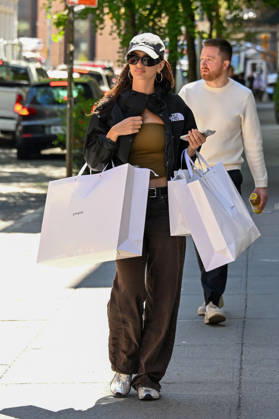 Exclusive Emily Ratajkowski during a shopping spree at Gimaguas before jumping into an Uber in the Soho district of New York City, NY, USA, on May 1, 2026 Gedeon Taieb Bestimage Exclusive Emily Ratajkowski during a shopping spree at Gimaguas before jumping into an Uber in the Soho district of New York City, NY, USA, on May 1, 2026 New York Etats Unis  Copyright: xGedeonxTaiebx xBestimagexGedeonxTaiebx xBestimagex