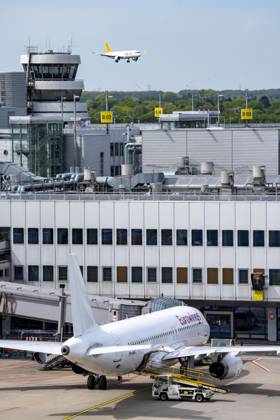 Pegasus Air, flypgs.com Flieger beim Landeanflug auf den Flughafen Düsseldorf, Eurowings Flugzeug am Terminal 1 Gebäude, NRW, Deutschland, Luftverkehr DUS