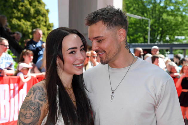 Tobias Pietrek mit Freundin Mina beim BILD-RENNTAG auf der Trabrennbahn in Gelsenkirchen am 01.05.2026