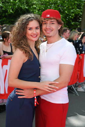 Garry Secret mit Freundin Jessica beim BILD-RENNTAG auf der Trabrennbahn in Gelsenkirchen am 01.05.2026