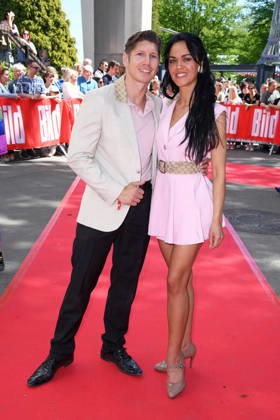 Vanessa Neigert mit Freund Giovanni Weisheit beim BILD-RENNTAG auf der Trabrennbahn in Gelsenkirchen am 01.05.2026