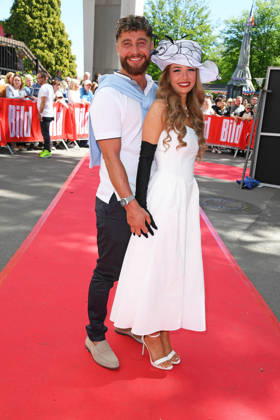 Umut Tekin mit Freundin Lena Goldstein beim BILD-RENNTAG auf der Trabrennbahn in Gelsenkirchen am 01.05.2026