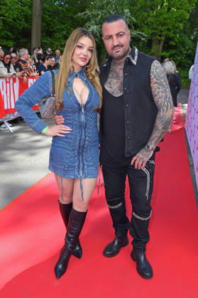 Cosimo Citiolo mit Freundin Nathalie Gaus beim BILD-RENNTAG auf der Trabrennbahn in Gelsenkirchen am 01.05.2026