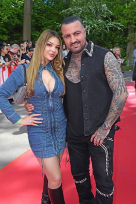 Cosimo Citiolo mit Freundin Nathalie Gaus beim BILD-RENNTAG auf der Trabrennbahn in Gelsenkirchen am 01.05.2026