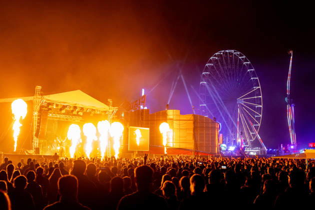 Rhein in Flammen in Bonn - 01.05.26. Auftritt der Rammstein-Tribute-Band Völkerball am Freitagabend, 1. Mai 2026, bei Rhein in Flammen in der Bonner Rheinaue. Die Band spielte im Rahmen des Veranstaltungsprogramms vor großem Publikum; im Hintergrund sind Riesenrad und Fahrgeschäfte des Festgeländes zu sehen. Bonn Gronau Nordrhein-Westfalen Deutschland Copyright: xMarcxJohnx