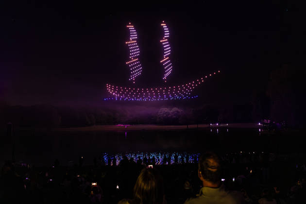 Rhein in Flammen in Bonn - 01.05.26. Die 40. Auflage von Rhein in Flammen in der Bonner Rheinaue: Der Freitagabend endet mit der Drohnenshow Ludwig reist um die Welt. Die Show wurde aus dem Vorjahr nachgeholt, nachdem sie damals aus technischen Gründen nicht stattfinden konnte. Bonn Gronau Nordrhein-Westfalen Deutschland Copyright: xMarcxJohnx