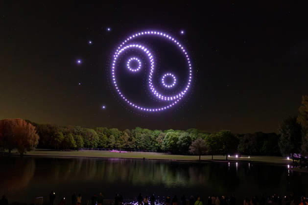 Rhein in Flammen in Bonn - 01.05.26. Die 40. Auflage von Rhein in Flammen in der Bonner Rheinaue: Der Freitagabend endet mit der Drohnenshow Ludwig reist um die Welt. Die Show wurde aus dem Vorjahr nachgeholt, nachdem sie damals aus technischen Gründen nicht stattfinden konnte. Bonn Gronau Nordrhein-Westfalen Deutschland Copyright: xMarcxJohnx