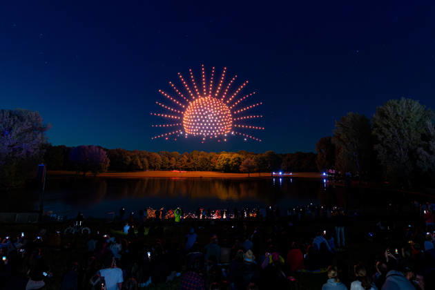 Rhein in Flammen in Bonn - 01.05.26. Die 40. Auflage von Rhein in Flammen in der Bonner Rheinaue: Der Freitagabend endet mit der Drohnenshow Ludwig reist um die Welt. Die Show wurde aus dem Vorjahr nachgeholt, nachdem sie damals aus technischen Gründen nicht stattfinden konnte. Bonn Gronau Nordrhein-Westfalen Deutschland Copyright: xMarcxJohnx