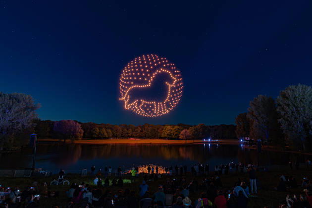 Rhein in Flammen in Bonn - 01.05.26. Die 40. Auflage von Rhein in Flammen in der Bonner Rheinaue: Der Freitagabend endet mit der Drohnenshow Ludwig reist um die Welt. Die Show wurde aus dem Vorjahr nachgeholt, nachdem sie damals aus technischen Gründen nicht stattfinden konnte. Bonn Gronau Nordrhein-Westfalen Deutschland Copyright: xMarcxJohnx