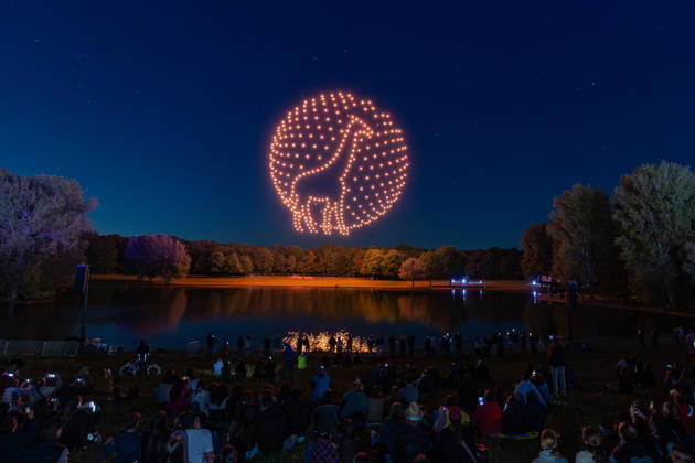 Rhein in Flammen in Bonn - 01.05.26. Die 40. Auflage von Rhein in Flammen in der Bonner Rheinaue: Der Freitagabend endet mit der Drohnenshow Ludwig reist um die Welt. Die Show wurde aus dem Vorjahr nachgeholt, nachdem sie damals aus technischen Gründen nicht stattfinden konnte. Bonn Gronau Nordrhein-Westfalen Deutschland Copyright: xMarcxJohnx