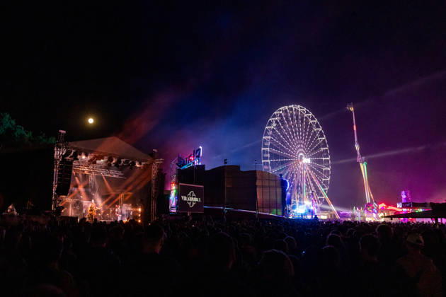 Rhein in Flammen in Bonn - 01.05.26. Auftritt der Rammstein-Tribute-Band Völkerball am Freitagabend, 1. Mai 2026, bei Rhein in Flammen in der Bonner Rheinaue. Die Band spielte im Rahmen des Veranstaltungsprogramms vor großem Publikum; im Hintergrund sind Riesenrad und Fahrgeschäfte des Festgeländes zu sehen. Bonn Gronau Nordrhein-Westfalen Deutschland Copyright: xMarcxJohnx