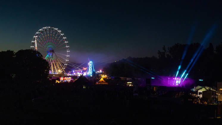 Rhein in Flammen in Bonn - 01.05.26. Rhein in Flammen in der Bonner Rheinaue: Vom 1. bis 3. Mai 2026 findet das traditionsreiche Großevent in Bonn statt. Die 40. Auflage bietet ein mehrtägiges Landprogramm mit Fahrgeschäften, Gastronomie, Musik und Shows. Am Samstagabend bildet der Schiffskonvoi auf dem Rhein mit musiksynchronem Höhenfeuerwerk und Drohnenshow den Höhepunkt des Jubiläumswochenendes. Bonn Gronau Nordrhein-Westfalen Deutschland Copyright: xMarcxJohnx
