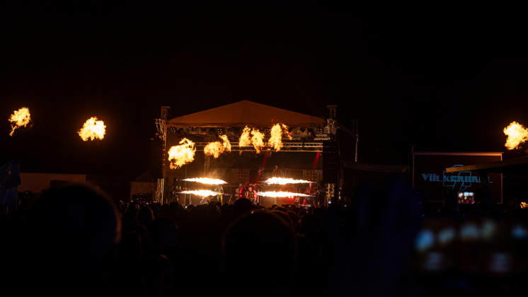 Rhein in Flammen in Bonn - 01.05.26. Auftritt der Rammstein-Tribute-Band Völkerball am Freitagabend, 1. Mai 2026, bei Rhein in Flammen in der Bonner Rheinaue. Die Band spielte im Rahmen des Veranstaltungsprogramms vor großem Publikum; im Hintergrund sind Riesenrad und Fahrgeschäfte des Festgeländes zu sehen. Bonn Gronau Nordrhein-Westfalen Deutschland Copyright: xMarcxJohnx