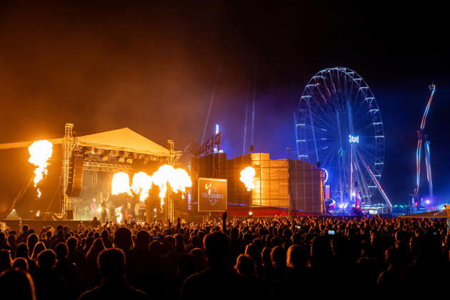 Rhein in Flammen in Bonn - 01.05.26. Auftritt der Rammstein-Tribute-Band Völkerball am Freitagabend, 1. Mai 2026, bei Rhein in Flammen in der Bonner Rheinaue. Die Band spielte im Rahmen des Veranstaltungsprogramms vor großem Publikum; im Hintergrund sind Riesenrad und Fahrgeschäfte des Festgeländes zu sehen. Bonn Gronau Nordrhein-Westfalen Deutschland Copyright: xMarcxJohnx