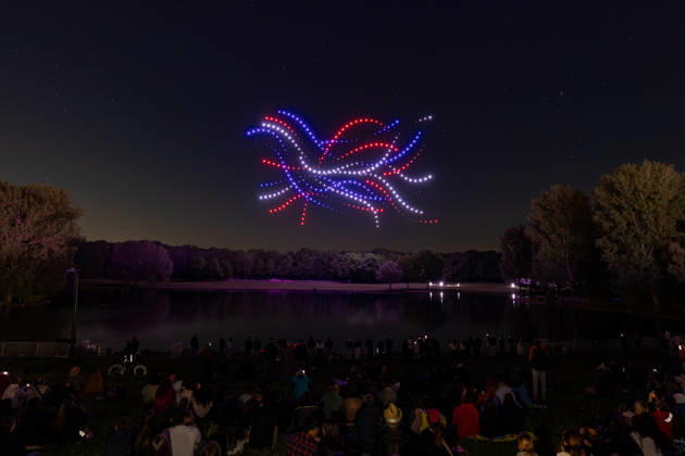 Rhein in Flammen in Bonn - 01.05.26. Die 40. Auflage von Rhein in Flammen in der Bonner Rheinaue: Der Freitagabend endet mit der Drohnenshow Ludwig reist um die Welt. Die Show wurde aus dem Vorjahr nachgeholt, nachdem sie damals aus technischen Gründen nicht stattfinden konnte. Bonn Gronau Nordrhein-Westfalen Deutschland Copyright: xMarcxJohnx