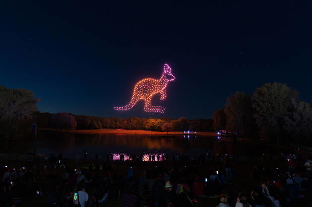 Rhein in Flammen in Bonn - 01.05.26. Die 40. Auflage von Rhein in Flammen in der Bonner Rheinaue: Der Freitagabend endet mit der Drohnenshow Ludwig reist um die Welt. Die Show wurde aus dem Vorjahr nachgeholt, nachdem sie damals aus technischen Gründen nicht stattfinden konnte. Bonn Gronau Nordrhein-Westfalen Deutschland Copyright: xMarcxJohnx