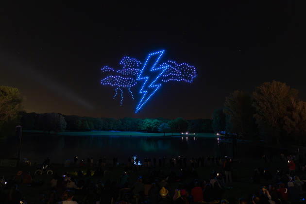 Rhein in Flammen in Bonn - 01.05.26. Die 40. Auflage von Rhein in Flammen in der Bonner Rheinaue: Der Freitagabend endet mit der Drohnenshow Ludwig reist um die Welt. Die Show wurde aus dem Vorjahr nachgeholt, nachdem sie damals aus technischen Gründen nicht stattfinden konnte. Bonn Gronau Nordrhein-Westfalen Deutschland Copyright: xMarcxJohnx