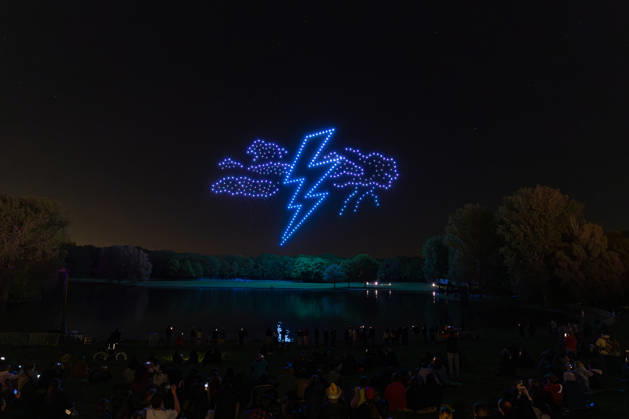 Rhein in Flammen in Bonn - 01.05.26. Die 40. Auflage von Rhein in Flammen in der Bonner Rheinaue: Der Freitagabend endet mit der Drohnenshow Ludwig reist um die Welt. Die Show wurde aus dem Vorjahr nachgeholt, nachdem sie damals aus technischen Gründen nicht stattfinden konnte. Bonn Gronau Nordrhein-Westfalen Deutschland Copyright: xMarcxJohnx