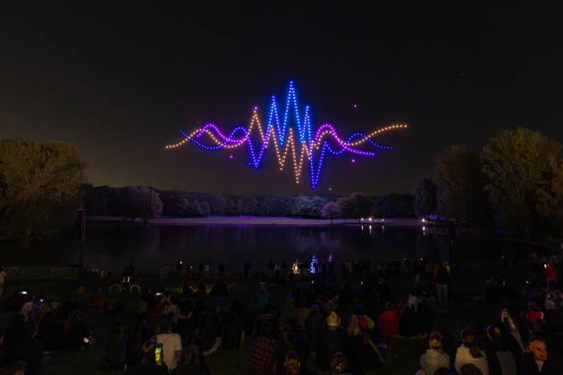 Rhein in Flammen in Bonn - 01.05.26. Die 40. Auflage von Rhein in Flammen in der Bonner Rheinaue: Der Freitagabend endet mit der Drohnenshow Ludwig reist um die Welt. Die Show wurde aus dem Vorjahr nachgeholt, nachdem sie damals aus technischen Gründen nicht stattfinden konnte. Bonn Gronau Nordrhein-Westfalen Deutschland Copyright: xMarcxJohnx