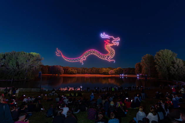 Rhein in Flammen in Bonn - 01.05.26. Die 40. Auflage von Rhein in Flammen in der Bonner Rheinaue: Der Freitagabend endet mit der Drohnenshow Ludwig reist um die Welt. Die Show wurde aus dem Vorjahr nachgeholt, nachdem sie damals aus technischen Gründen nicht stattfinden konnte. Bonn Gronau Nordrhein-Westfalen Deutschland Copyright: xMarcxJohnx