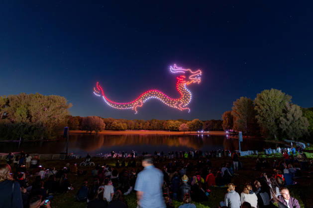 Rhein in Flammen in Bonn - 01.05.26. Die 40. Auflage von Rhein in Flammen in der Bonner Rheinaue: Der Freitagabend endet mit der Drohnenshow Ludwig reist um die Welt. Die Show wurde aus dem Vorjahr nachgeholt, nachdem sie damals aus technischen Gründen nicht stattfinden konnte. Bonn Gronau Nordrhein-Westfalen Deutschland Copyright: xMarcxJohnx