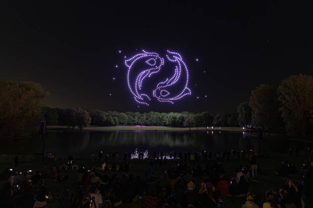 Rhein in Flammen in Bonn - 01.05.26. Die 40. Auflage von Rhein in Flammen in der Bonner Rheinaue: Der Freitagabend endet mit der Drohnenshow Ludwig reist um die Welt. Die Show wurde aus dem Vorjahr nachgeholt, nachdem sie damals aus technischen Gründen nicht stattfinden konnte. Bonn Gronau Nordrhein-Westfalen Deutschland Copyright: xMarcxJohnx