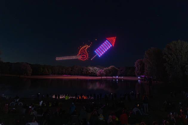 Rhein in Flammen in Bonn - 01.05.26. Die 40. Auflage von Rhein in Flammen in der Bonner Rheinaue: Der Freitagabend endet mit der Drohnenshow Ludwig reist um die Welt. Die Show wurde aus dem Vorjahr nachgeholt, nachdem sie damals aus technischen Gründen nicht stattfinden konnte. Bonn Gronau Nordrhein-Westfalen Deutschland Copyright: xMarcxJohnx