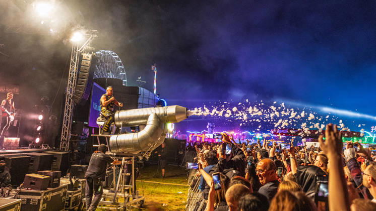 Rhein in Flammen in Bonn - 01.05.26. Auftritt der Rammstein-Tribute-Band Völkerball am Freitagabend, 1. Mai 2026, bei Rhein in Flammen in der Bonner Rheinaue. Die Band spielte im Rahmen des Veranstaltungsprogramms vor großem Publikum; im Hintergrund sind Riesenrad und Fahrgeschäfte des Festgeländes zu sehen. Bonn Gronau Nordrhein-Westfalen Deutschland Copyright: xMarcxJohnx