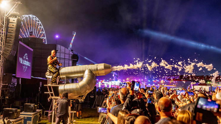 Rhein in Flammen in Bonn - 01.05.26. Auftritt der Rammstein-Tribute-Band Völkerball am Freitagabend, 1. Mai 2026, bei Rhein in Flammen in der Bonner Rheinaue. Die Band spielte im Rahmen des Veranstaltungsprogramms vor großem Publikum; im Hintergrund sind Riesenrad und Fahrgeschäfte des Festgeländes zu sehen. Bonn Gronau Nordrhein-Westfalen Deutschland Copyright: xMarcxJohnx