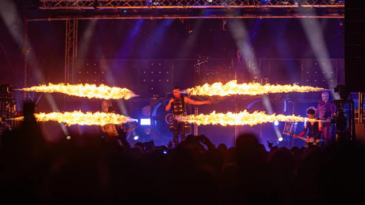 Rhein in Flammen in Bonn - 01.05.26. Auftritt der Rammstein-Tribute-Band Völkerball am Freitagabend, 1. Mai 2026, bei Rhein in Flammen in der Bonner Rheinaue. Die Band spielte im Rahmen des Veranstaltungsprogramms vor großem Publikum; im Hintergrund sind Riesenrad und Fahrgeschäfte des Festgeländes zu sehen. Bonn Gronau Nordrhein-Westfalen Deutschland Copyright: xMarcxJohnx