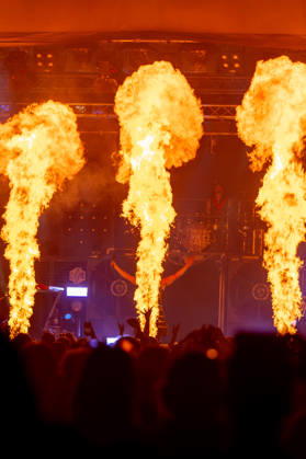 Rhein in Flammen in Bonn - 01.05.26. Auftritt der Rammstein-Tribute-Band Völkerball am Freitagabend, 1. Mai 2026, bei Rhein in Flammen in der Bonner Rheinaue. Die Band spielte im Rahmen des Veranstaltungsprogramms vor großem Publikum; im Hintergrund sind Riesenrad und Fahrgeschäfte des Festgeländes zu sehen. Bonn Gronau Nordrhein-Westfalen Deutschland Copyright: xMarcxJohnx