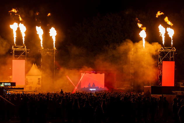 Rhein in Flammen in Bonn - 01.05.26. Auftritt von 2 Engel & Charlie auf der Bühne der Frequenz Fabrik bei Rhein in Flammen in der Bonner Rheinaue. Die Musikshow am Freitagabend, 1. Mai 2026, wurde von Pyrotechnik, Flammen, Lasern und Lichttechnik begleitet. Bonn Gronau Nordrhein-Westfalen Deutschland Copyright: xMarcxJohnx