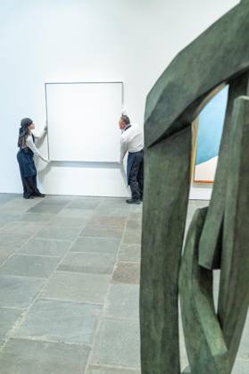 May 1, 2026, Bronx, New York, USA: Auction assistants pose with Agnes Martin s Untitled 10 seen with Shodo Flowing by Isamu Noguchi during May Marquee Modern & Contemporary Auctions press preview at Sotheby s The Breuer in New York, NY on May 1, 2026. Bronx USA  - ZUMAr339 20260501_znp_r339_023 Copyright: xLevxRadinx