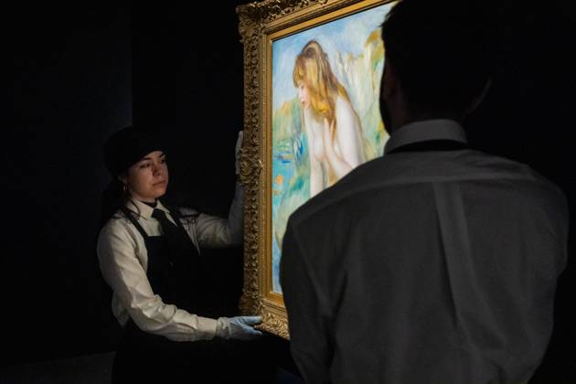 May 1, 2026, Bronx, New York, USA: Auction assistants pose with Pierre-Auguste Renoir Baigneuse assise sur un rocher during May Marquee Modern & Contemporary Auctions press preview at Sotheby s The Breuer in New York, NY on May 1, 2026. Bronx USA - ZUMAr339 20260501_znp_r339_030 Copyright: xLevxRadinx