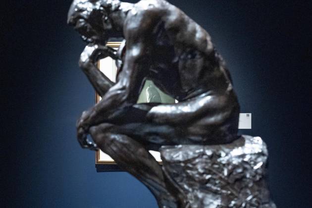 May 1, 2026, Bronx, New York, USA: Photograph Balzac by Edward Steichen on the background seen through bronze sculpture Penseur, Taille De La Porte Dit Moyen Modele by Auguste Rodin on view during May Marquee Modern & Contemporary Auctions press preview at Sotheby s The Breuer in New York, NY on May 1, 2026. Bronx USA - ZUMAr339 20260501_znp_r339_026 Copyright: xLevxRadinx