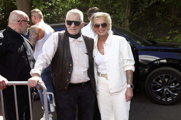 Heinz Hoenig mit Ehefrau Annika Kärsten-Hoenig beim Bild-Renntag 2026 auf der Trabrennbahn Gelsenkirchen. Gelsenkirchen, 01.05.2026