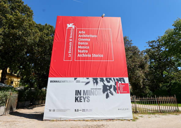 La Biennale di Venezia - 61. Internationale Kunstausstellung IN MINOR KEYS , kuratiert von Koyo Kouoh in Venedig - so werden die Besucher begrüsst vor dem Haupteingang , daneben das VIP-Gäste-Restaurant PARADISO Venedig Giardini Arsenale Venetia Italien