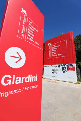 La Biennale di Venezia - 61. Internationale Kunstausstellung IN MINOR KEYS , kuratiert von Koyo Kouoh in Venedig - so werden die Besucher begrüsst vor dem Haupteingang , daneben das VIP-Gäste-Restaurant PARADISO Venedig Giardini Arsenale Venetien Italien