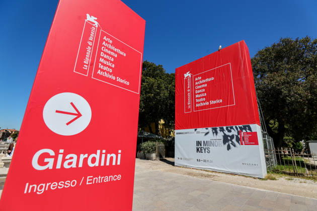 La Biennale di Venezia - 61. Internationale Kunstausstellung IN MINOR KEYS , kuratiert von Koyo Kouoh in Venedig - so werden die Besucher begrüsst vor dem Haupteingang , daneben das VIP-Gäste-Restaurant PARADISO Venedig Giardini Arsenale Venetien Italien