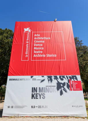 La Biennale di Venezia - 61. Internationale Kunstausstellung IN MINOR KEYS , kuratiert von Koyo Kouoh in Venedig - so werden die Besucher begrüsst vor dem Haupteingang , daneben das VIP-Gäste-Restaurant PARADISO Venedig Giardini Arsenale Venetien Italien